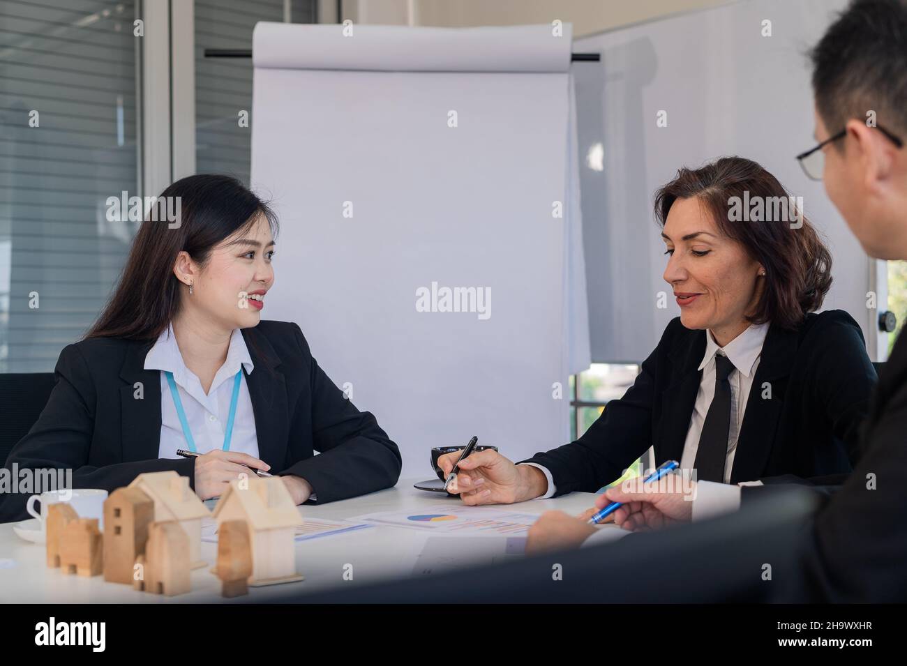 Incontro del team di marketing per pianificare l'attività per la vendita di progetti immobiliari e immobiliari Foto Stock