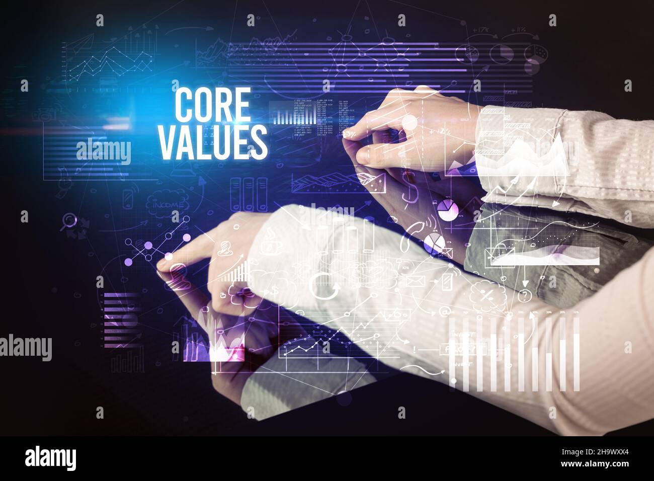 Uomo d'affari che tocca il concetto enorme dello schermo Foto Stock