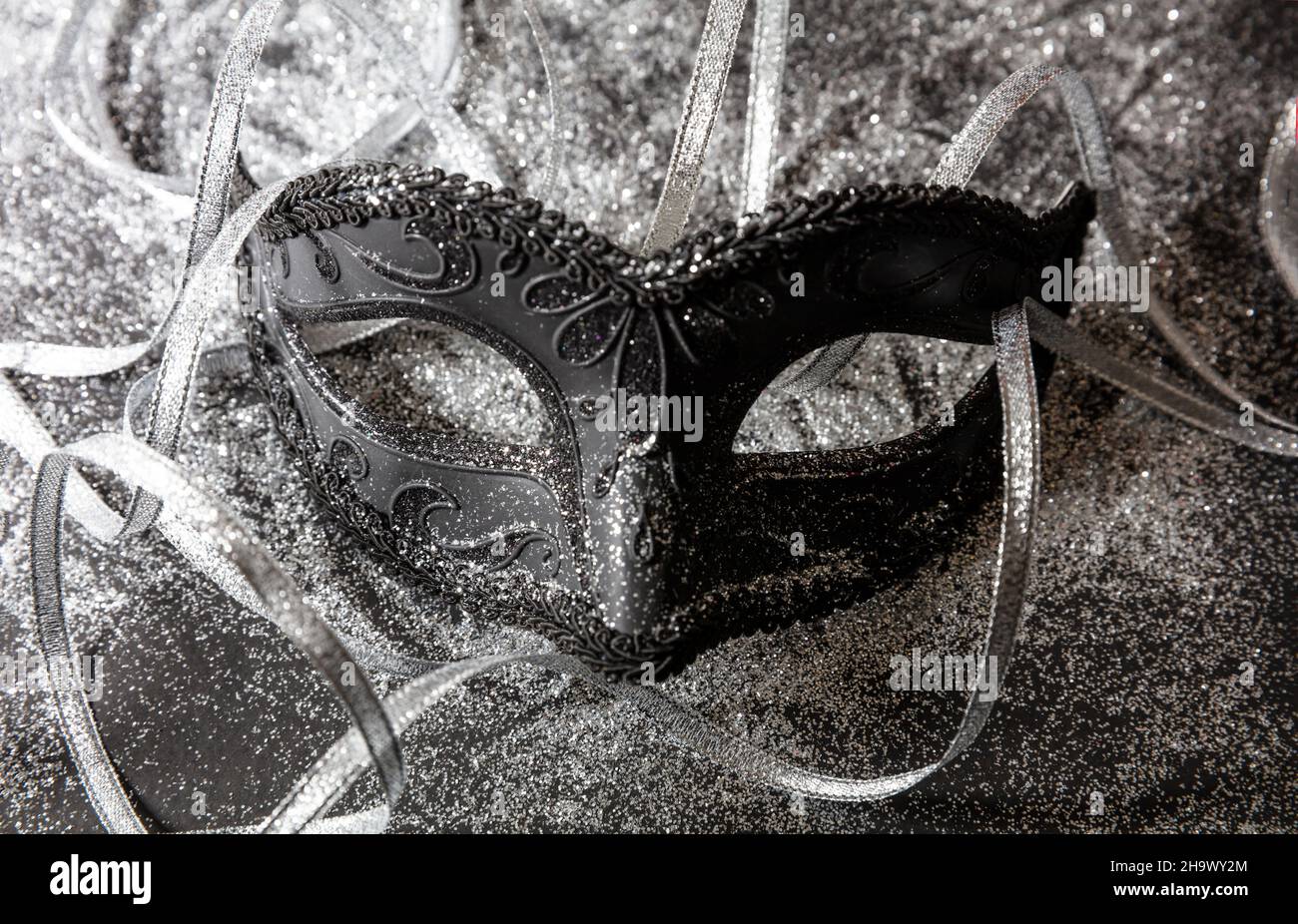 Carnevale veneziano maschera nero e argento lucido streamers sfondo festivo, tradizionale festa femminile travestimento, Mardi Gras evento mascherata Foto Stock