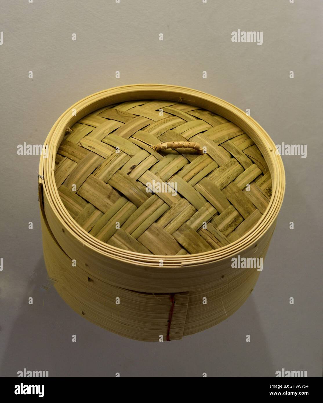 Vaporiera di bambù con coperchio esposto al Sam Tung UK Museum, Hong Kong Foto Stock