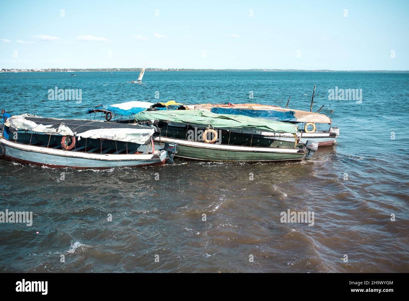 Dhow barche visto ancorato nella baia Foto Stock