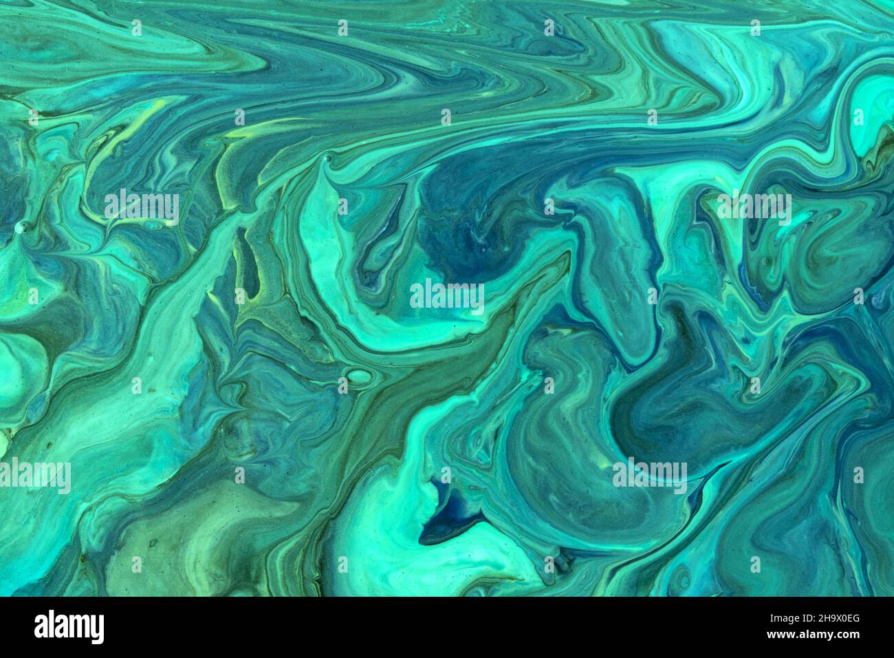 Astratto fluido arte sfondo blu e turchese colori. Marmo liquido. Pittura acrilica su tela con gradiente ceruleo e splash. Inchiostro all'alcol Foto Stock