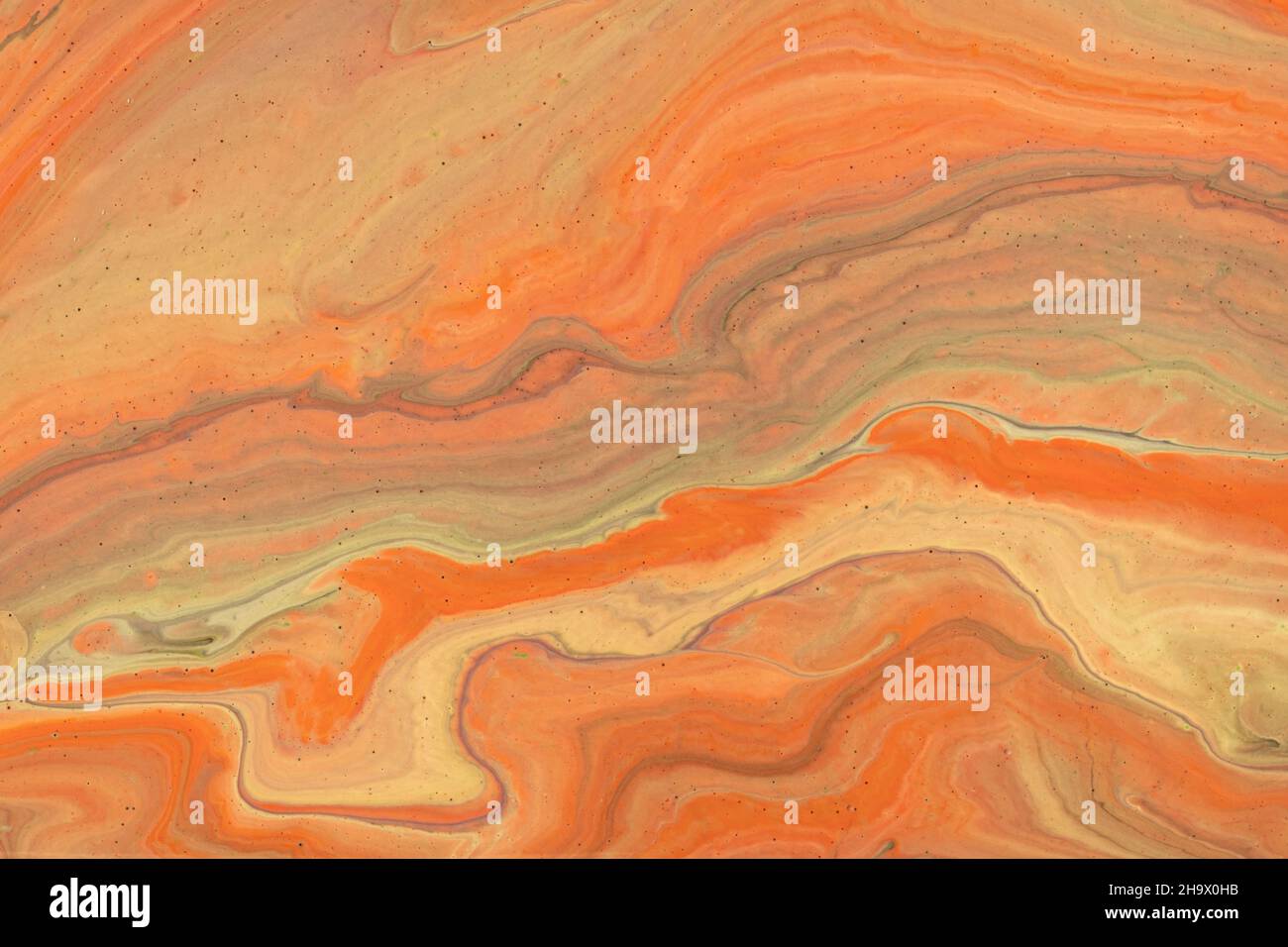 Astratto fluido arte sfondo arancione e giallo colori. Marmo liquido. Pittura acrilica con gradiente di corallo e spruzzi. Sfondo acquerello con rosso w Foto Stock