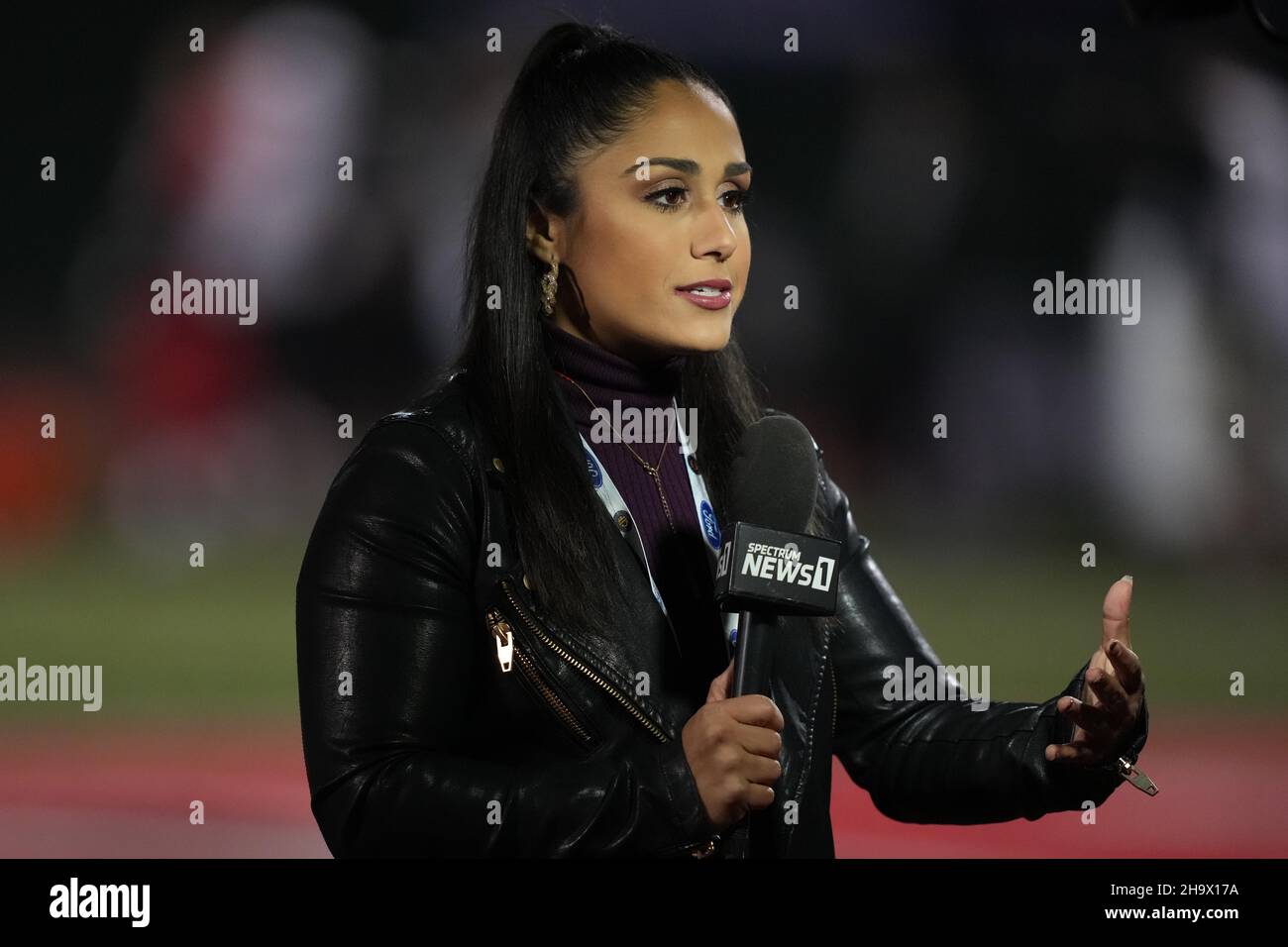 Specrtum 1 News reporter Kristen Lago al CIF Southern Section Division i tra i Frati Serviti e il Mater dei Monarc Foto Stock