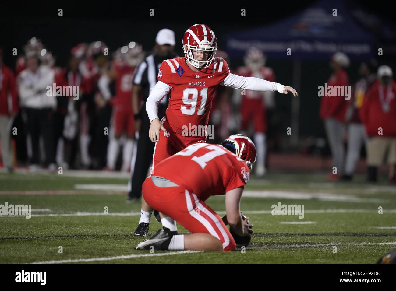 Mater dei Monarchs kicker Chase Meyer (91) tira fuori la palla dalla presa di Andrew Leveque (97) durante la vittoria del 27-7 sui Frati Serviti durante il Th Foto Stock