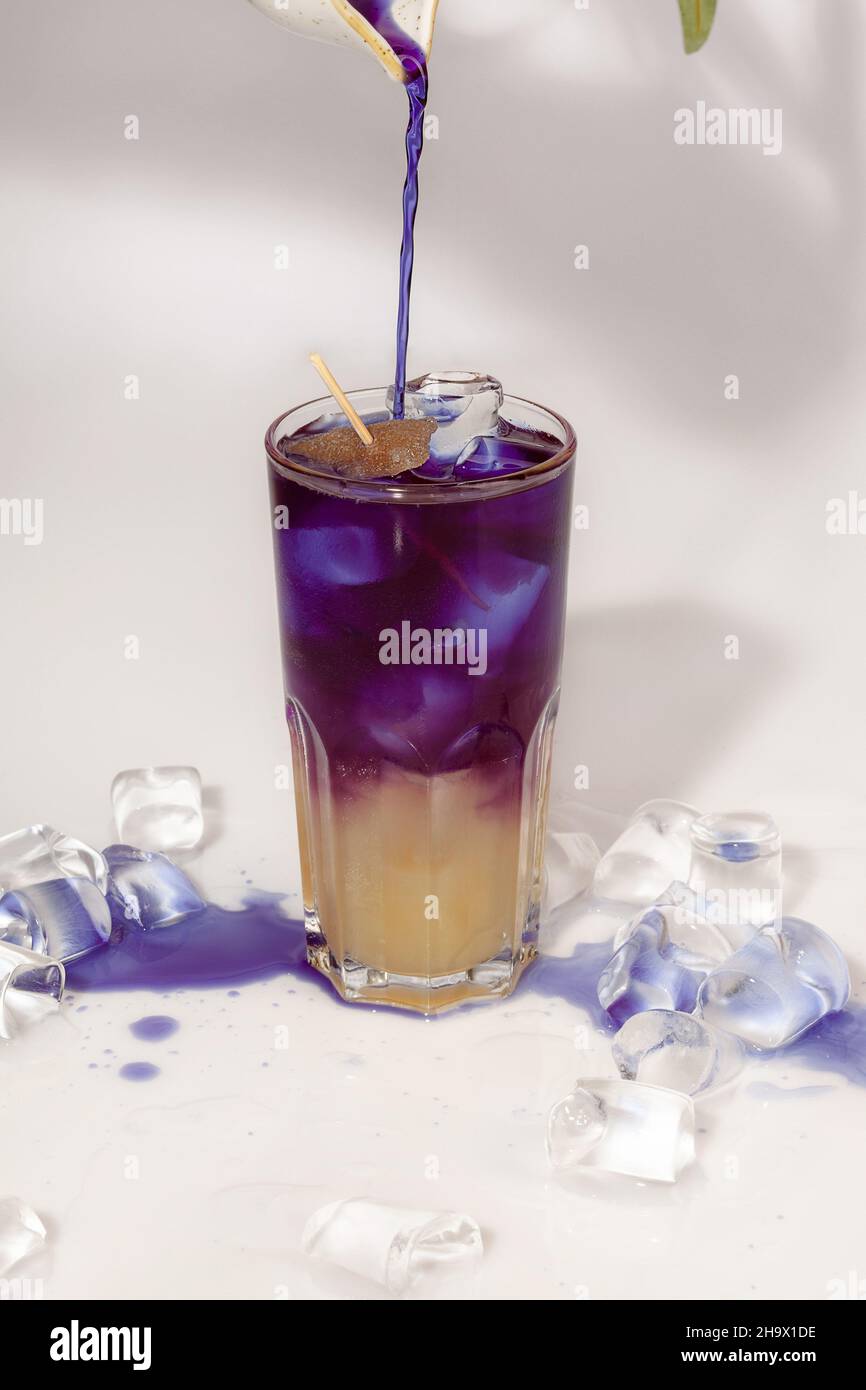 Cocktail tailandese esotico e rinfrescante con tè allo zenzero verde e lychee con ghiaccio Foto Stock