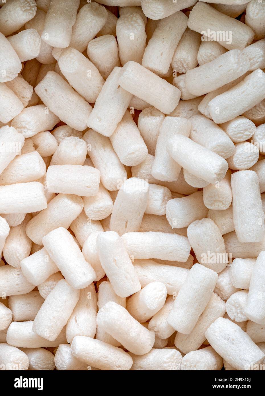 Full frame con arachidi da imballaggio, l'immagine verticale di arachidi da imballaggio, o protezione da imballaggio. Immagine da primo piano. Foto Stock