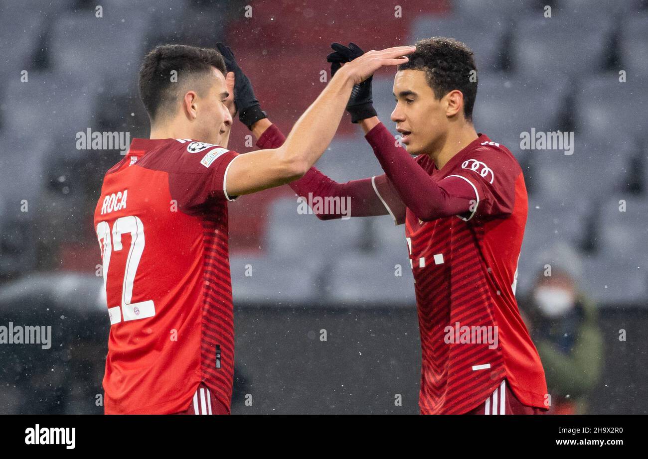 Monaco di Baviera, Germania. 08th Dic 2021. Calcio: Champions League, Bayern Monaco di Baviera - FC Barcelona, Group Stage, Group e, Matchday 6 all'Allianz Arena. Marc Roca (l) e Jamal Musiala di Monaco celebrano il traguardo per le 3:0. Credit: Sven Hoppe/dpa/Alamy Live News Foto Stock