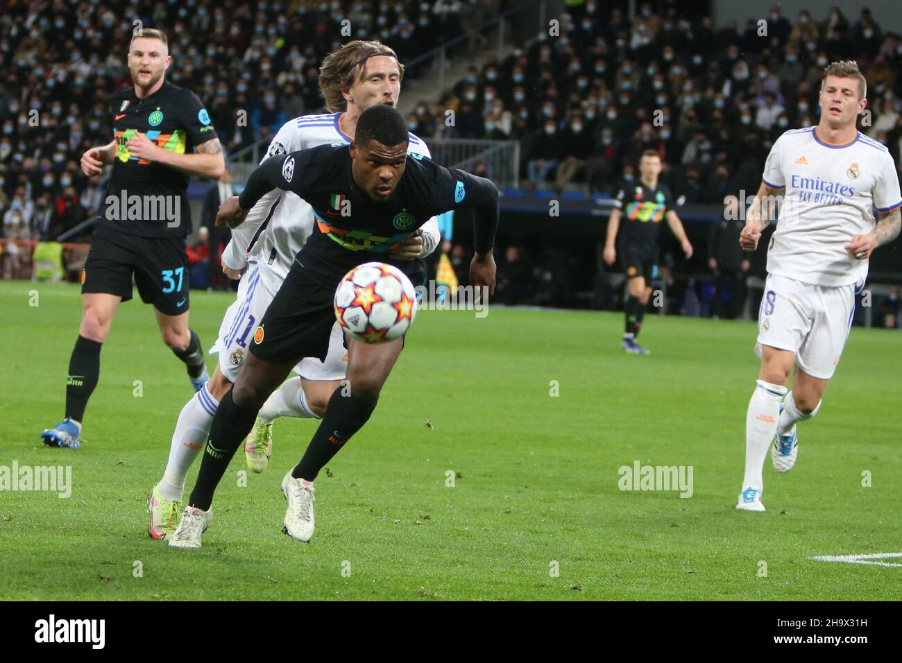 Denzel Dumfries di Inter e Luka Modric del Real Madrid durante la UEFA Champions League, partita di calcio del Gruppo D tra Real Madrid e FC Internazionale il 7 dicembre 2021 allo stadio Santiago Bernabeu di Madrid, Spagna - Foto: Laurent Lairys/DPPI/LiveMedia Foto Stock