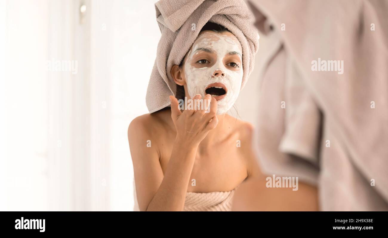 La ragazza si prende cura della sua bellezza e salute. Foto Stock