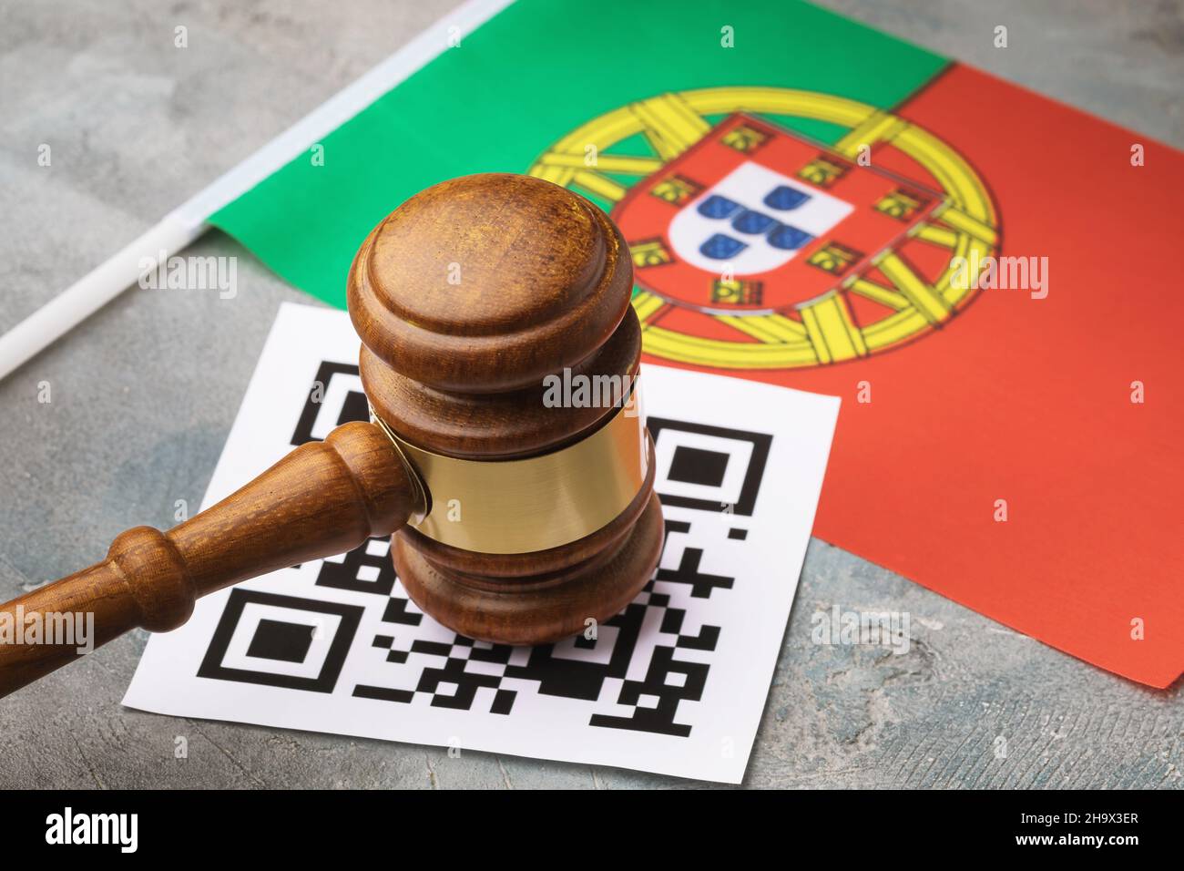 Giudice gavel, scheda del codice a barre e bandiera del Portogallo, concetto di punizione amministrativa per violazione del regime utilizzando codici QR Foto Stock