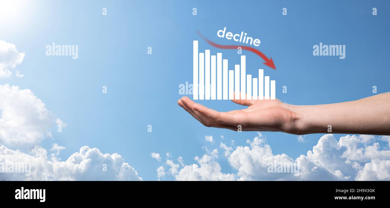 Uomo d'affari che tiene i grafici olografici e stock.declinare, diminuire, giù, cadere. Statistica aziendale. Carriera, soldi, concetto di successo. Regressione, critico Foto Stock