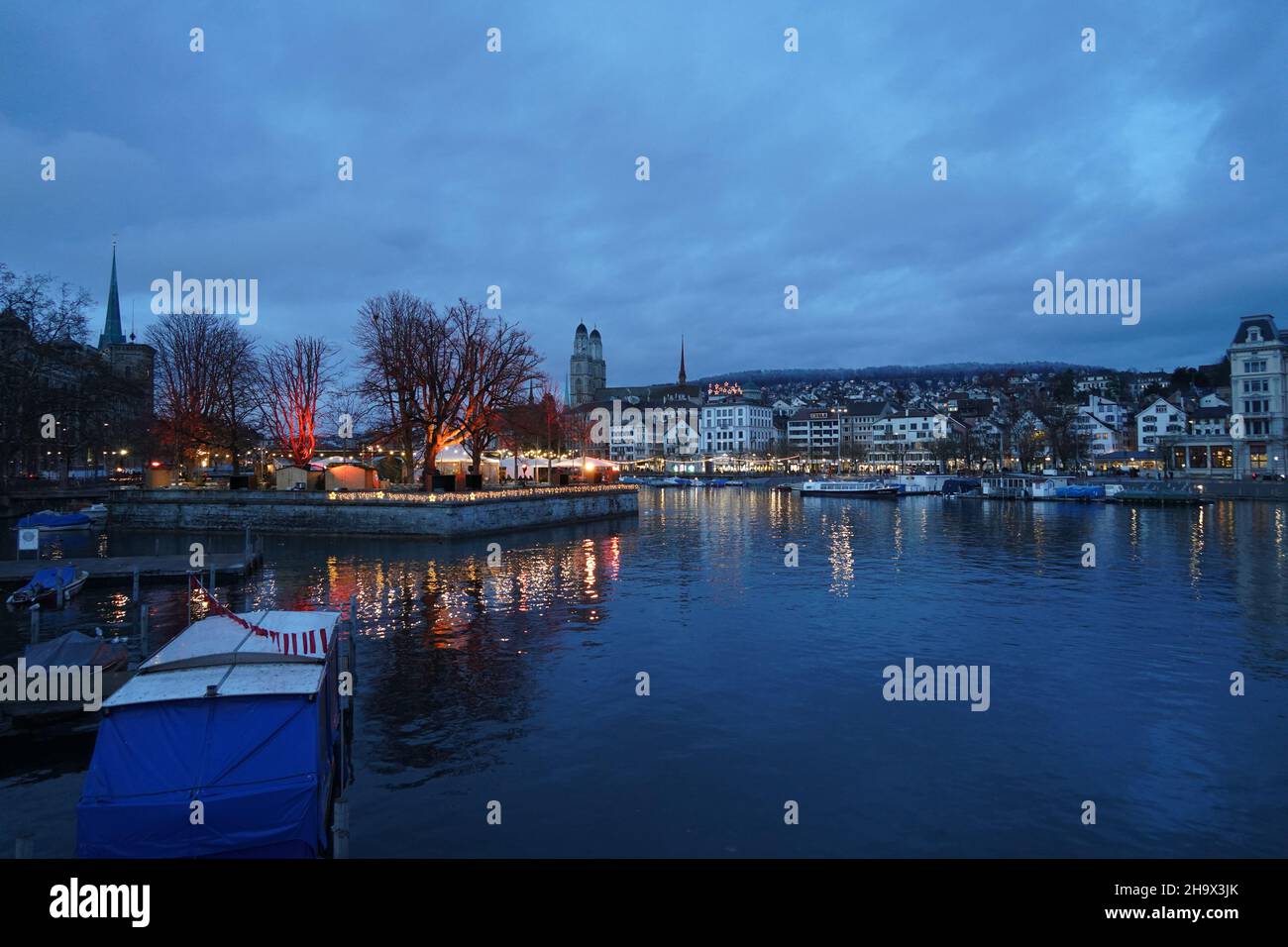 Centro di Zurigo con lago e fiume Limmat nel mese di dicembre. Foto Stock