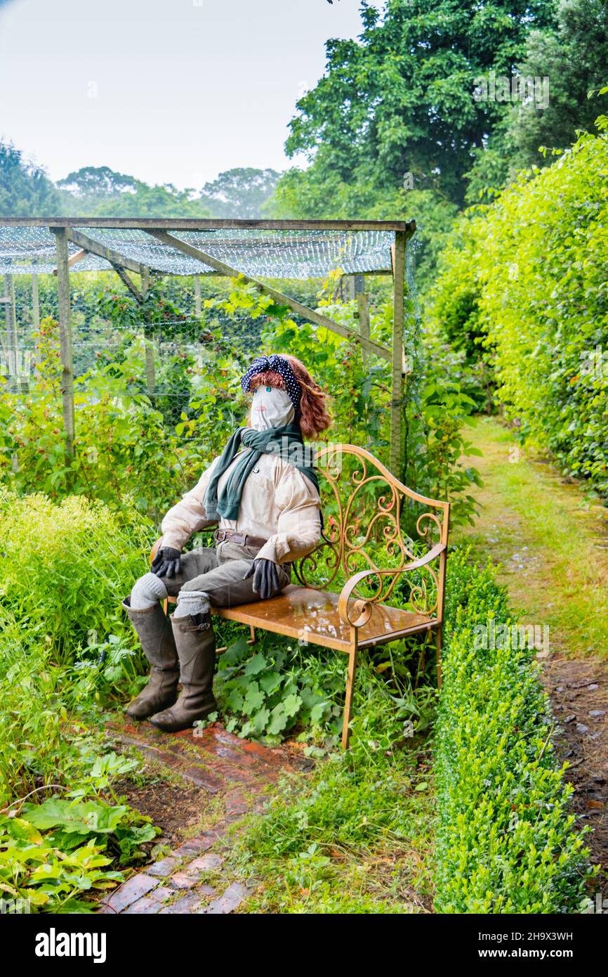 scarecrow su panchina nei giardini Nunnington hall North Yorkshire Foto Stock