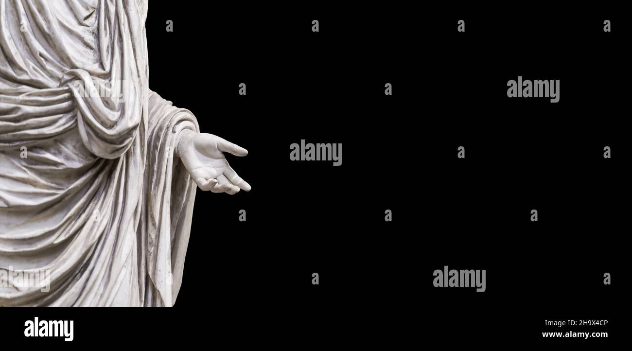 Mano che tiene la statua antica su sfondo nero bianco. Scultura classica romana in marmo con mano distesa. Conoscenza, educazione, formazione, concetto di beneficenza. Foto di alta qualità Foto Stock