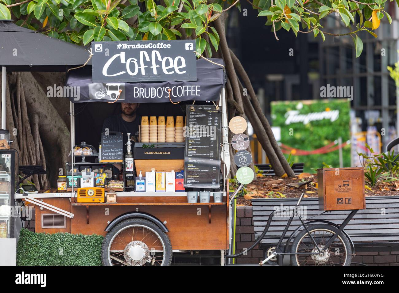 Un venditore di caffè per una persona montato su una bicicletta, Circular Quay, Sydney, Australia Foto Stock