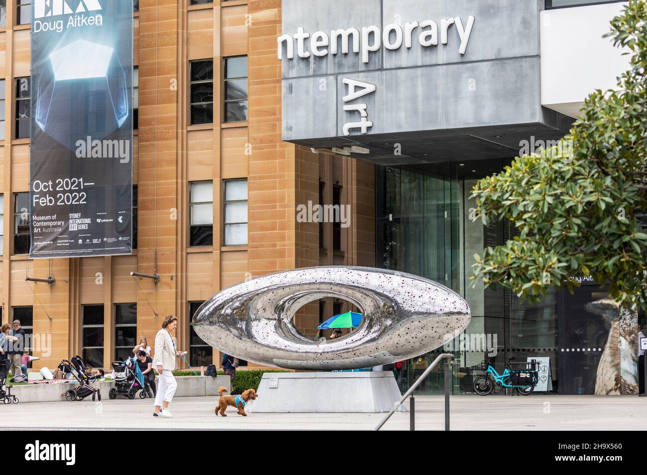 Museo di Arte Contemporanea a Circular Quay, Sydney con la mostra Doug Aitken New era, People Outside, Sydney, Australia Foto Stock