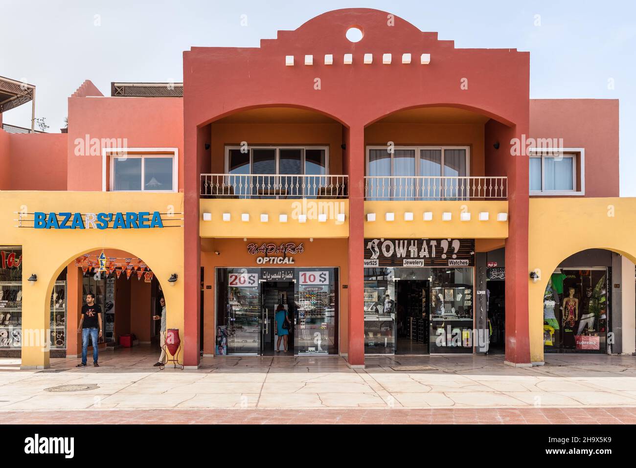 Hurghada, Egitto - 31 maggio 2021: Negozi sul viale a New Marina a Hurghada, popolare località balneare lungo la costa del Mar Rosso d'Egitto. Foto Stock