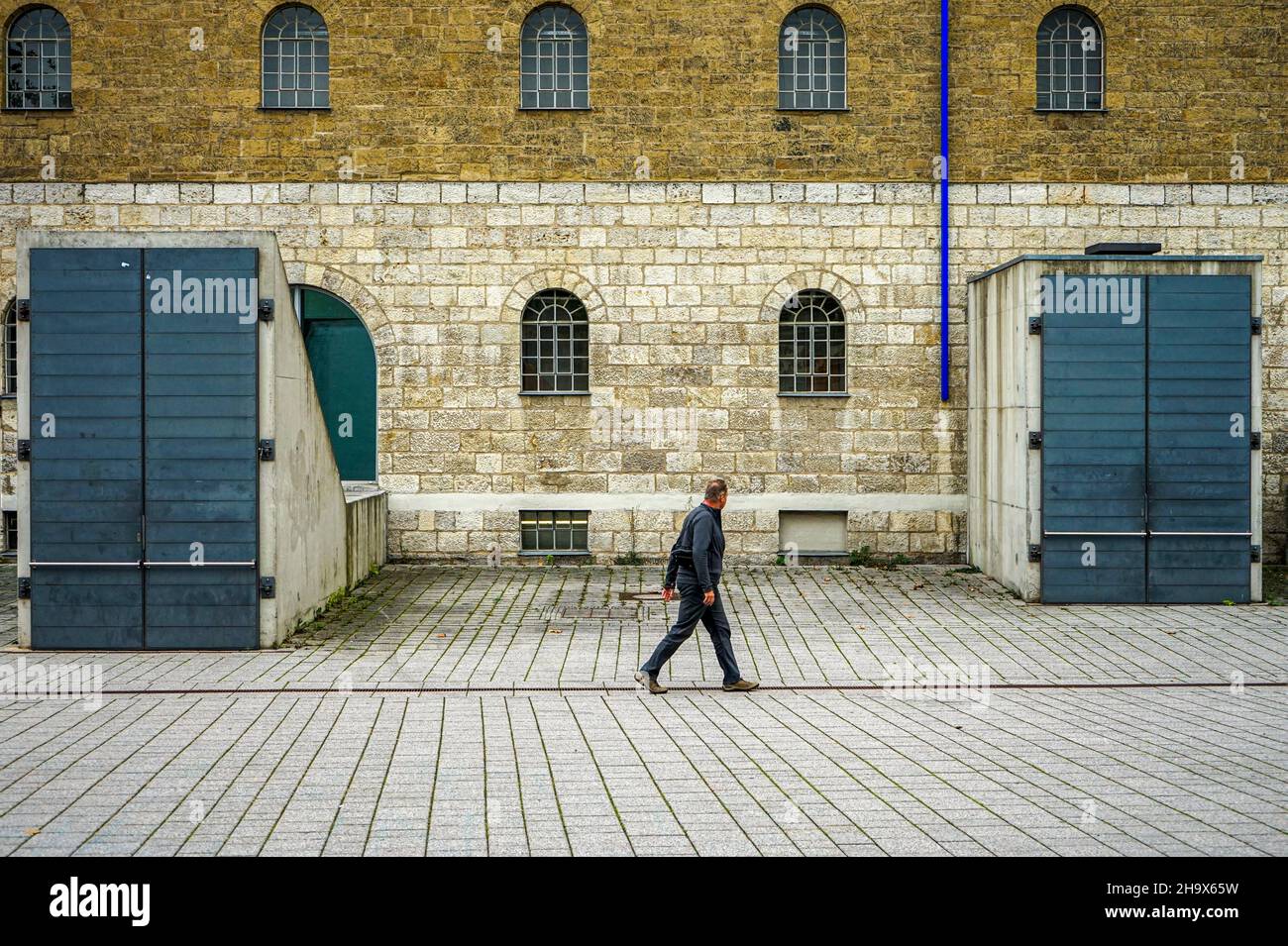 Un uomo cammina lungo la parte anteriore del Museo Centro Culturale Kulturspeicher Würzburg. Foto Stock