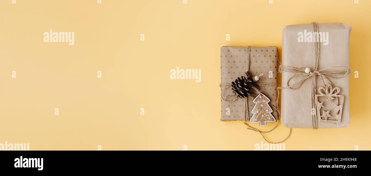 Confezioni regalo confezionate in carta artigianale con decorazioni ecologiche Foto Stock