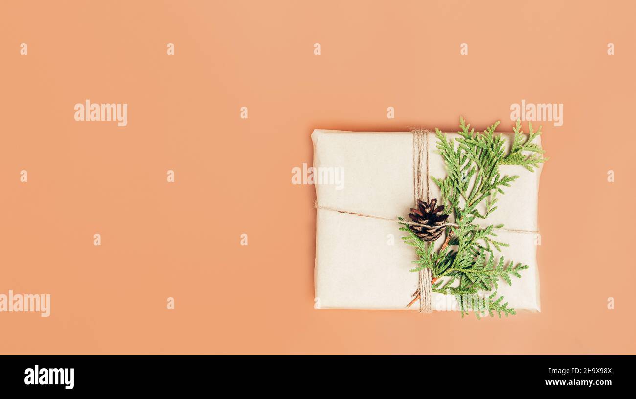 Confezione regalo confezionata in carta artigianale e decorata con cipresso verde ramo Foto Stock