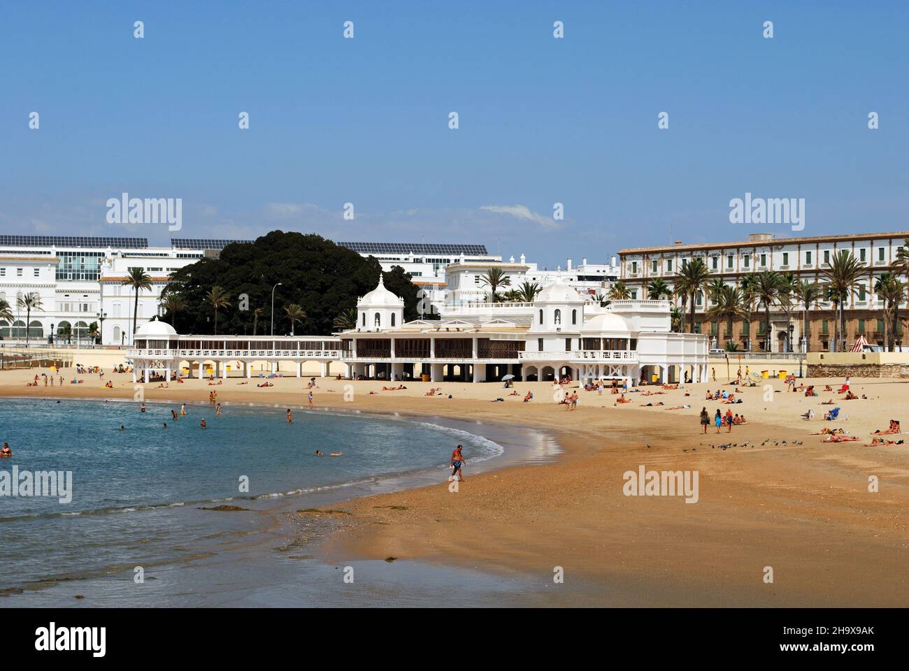 I turisti relax su La Caleta Beach con il molo verso la parte posteriore, Cadice, la provincia di Cadiz Cadice, Andalusia, Spagna, Europa occidentale. Foto Stock