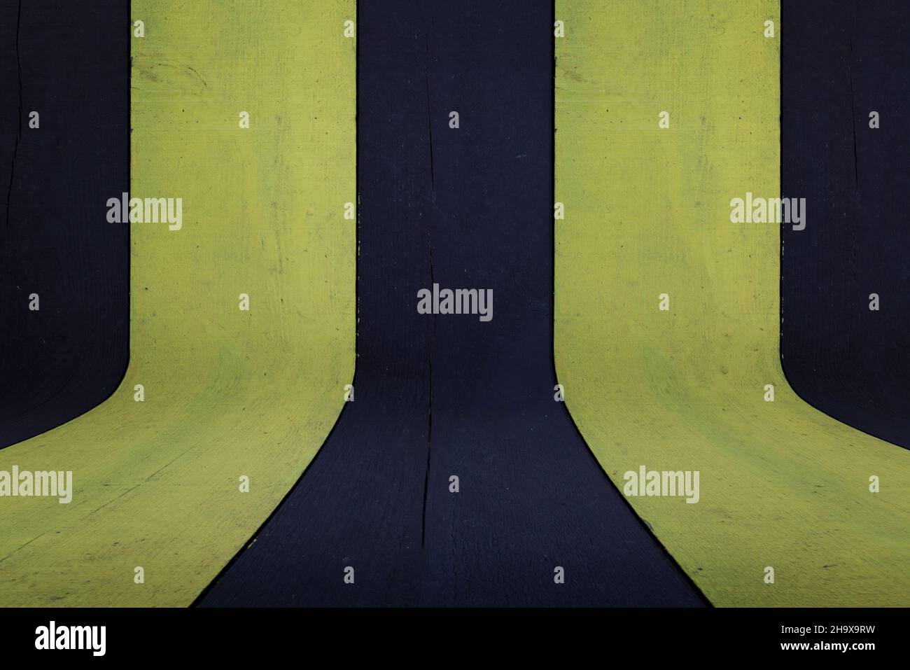 Texture di sfondo verde nero curvo della tavola Foto Stock