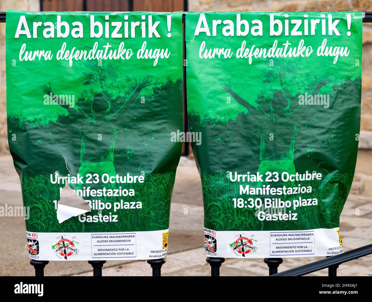 Manifesti pubblicitari per Araba Bizirik in lingua basca, Laguardia, Álava, Paesi Baschi, Spagna settentrionale Foto Stock