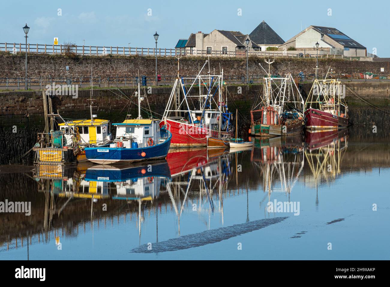 Colorate barche da pesca nel porto di Maryport, una graziosa cittadina costiera di Cumbria, Inghilterra, Regno Unito Foto Stock