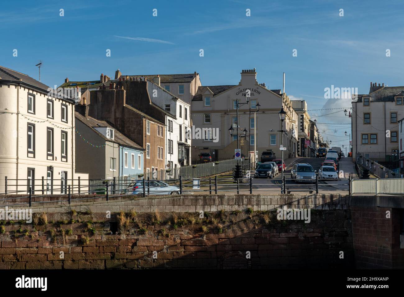 Vista sulla strada di Maryport, una città costiera di Cumbria, Inghilterra, Regno Unito Foto Stock