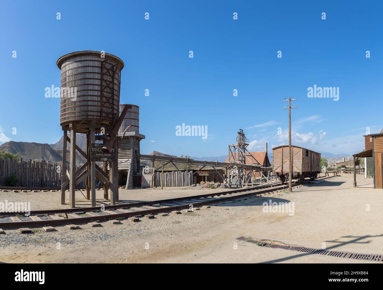 Alméria Spagna - 09 15 2021: Vista di un tipico scenario delle ferrovie del vecchio West, sul Oasys - Mini Hollywood, spagnolo Western-stile parco a tema, Western sc Foto Stock