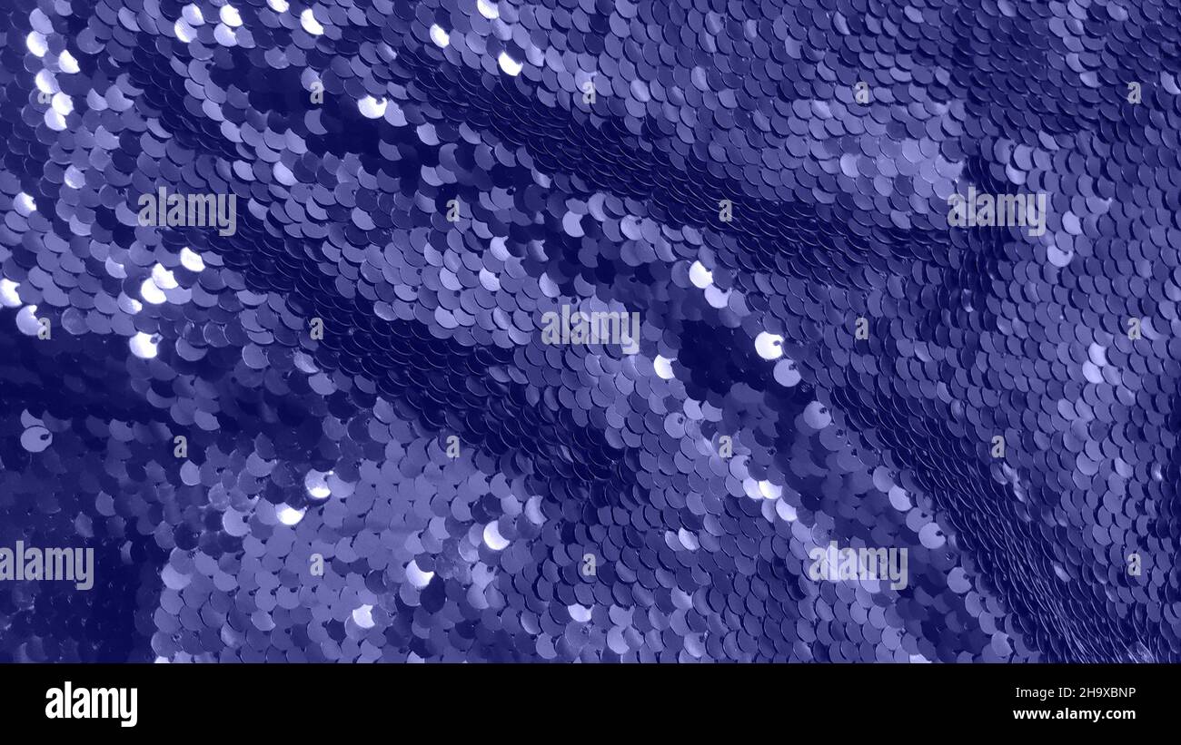 Texture viola festosa di paillettes o tinsel per l'abito da sera di Capodanno. Sfondo astratto. Primo piano. Foto Stock