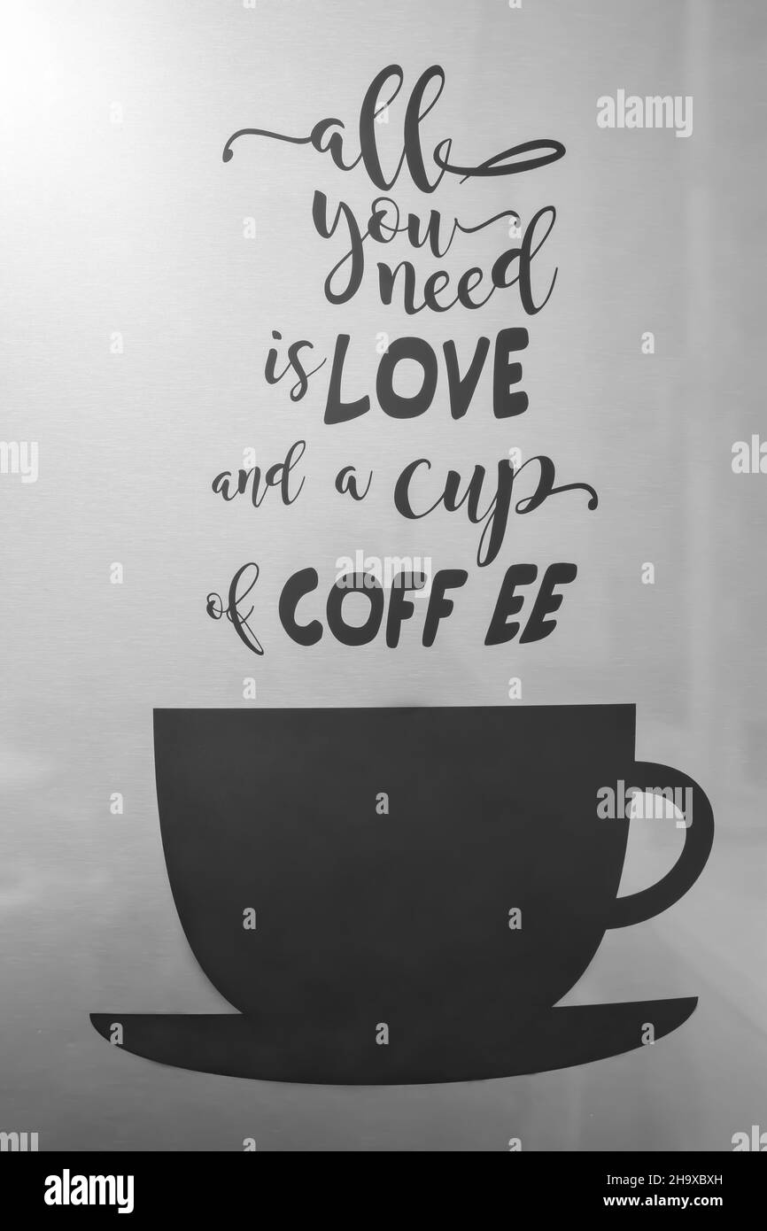 Su sfondo grigio metallico, un'illustrazione stilizzata di una tazza di caffè con sopra una scritta in forma di fumo e testo in nero Foto Stock