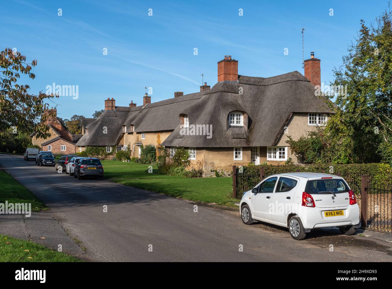 Scena stradale, con case di paglia, nel grazioso villaggio di Ashby St Ledgers, Northamptonshire, Regno Unito Foto Stock