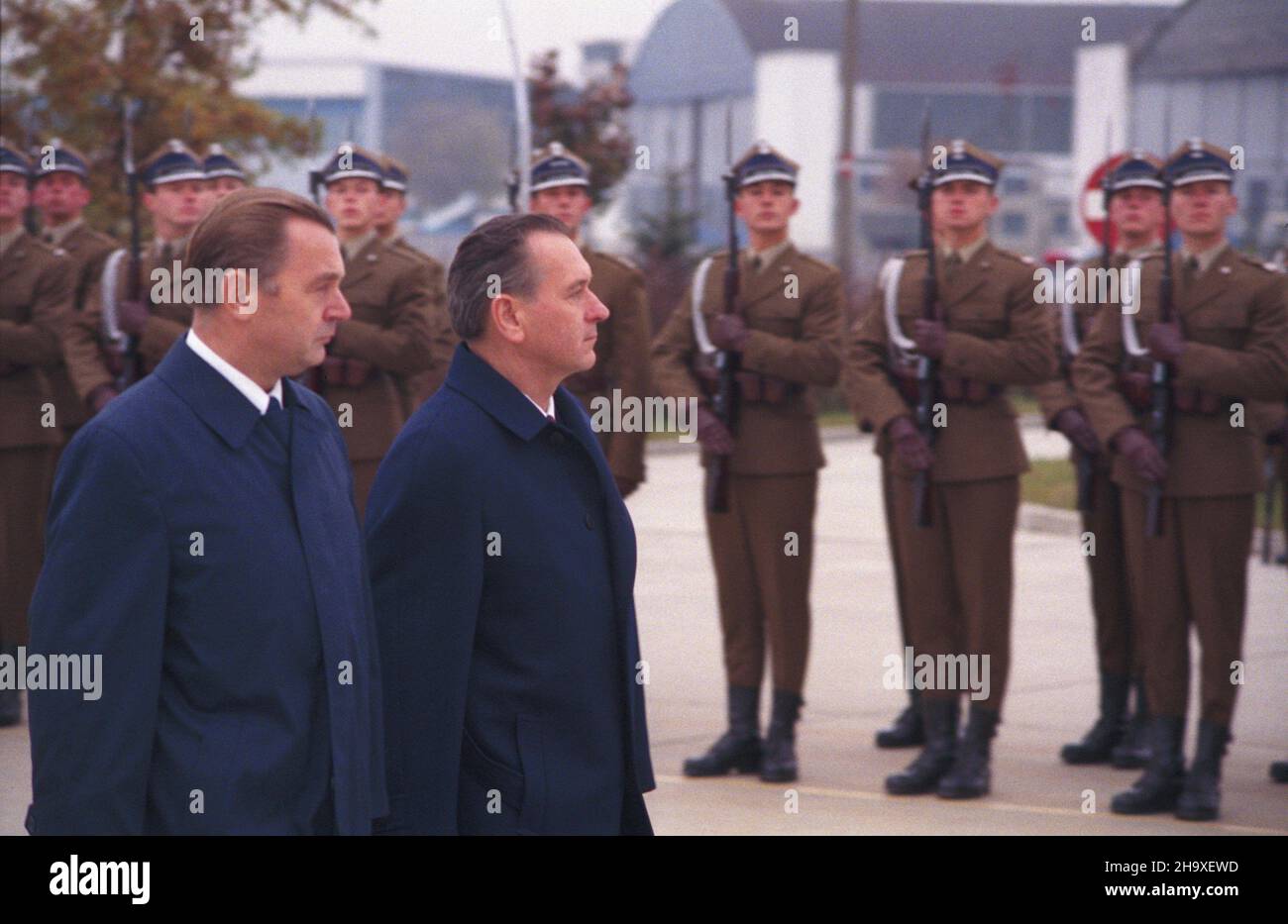 Warszawa 27.10.1987. Na zaprotzenie prezesa Rady Ministrów PRL oficjaln¹ wizytê przyjaŸni z³o¿y³ w Polsce przewodnicz¹cy Rady Ministrów Wêgierskiej Republiki Ludowej Karoly Grosz (2L). Uroczystoœæ powitania na lotnisku Okêcie, przejœcie przed frontem Kompanii Reprezentacyjnej Wojska Polskiego. Z lewej Premier PRL Zbigniew Messner. uu PAP/Grzegorz Rogiñski Varsavia 27 ottobre 1987. La visita ufficiale di amicizia effettuata dal presidente del Consiglio dei ministri della Repubblica popolare ungherese Karoly Grosz (2d sinistra) su invito del presidente del Consiglio dei ministri PRL. Il saluto Foto Stock