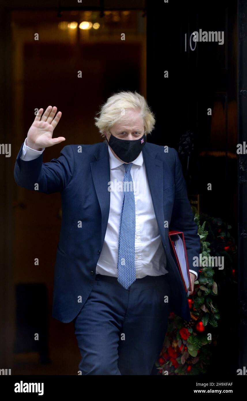 Il primo ministro britannico Boris Johnson lascia 10 Downing Street per l'interrogazione del primo Mininster in Parlamento. 8th dicembre 2021 Foto Stock