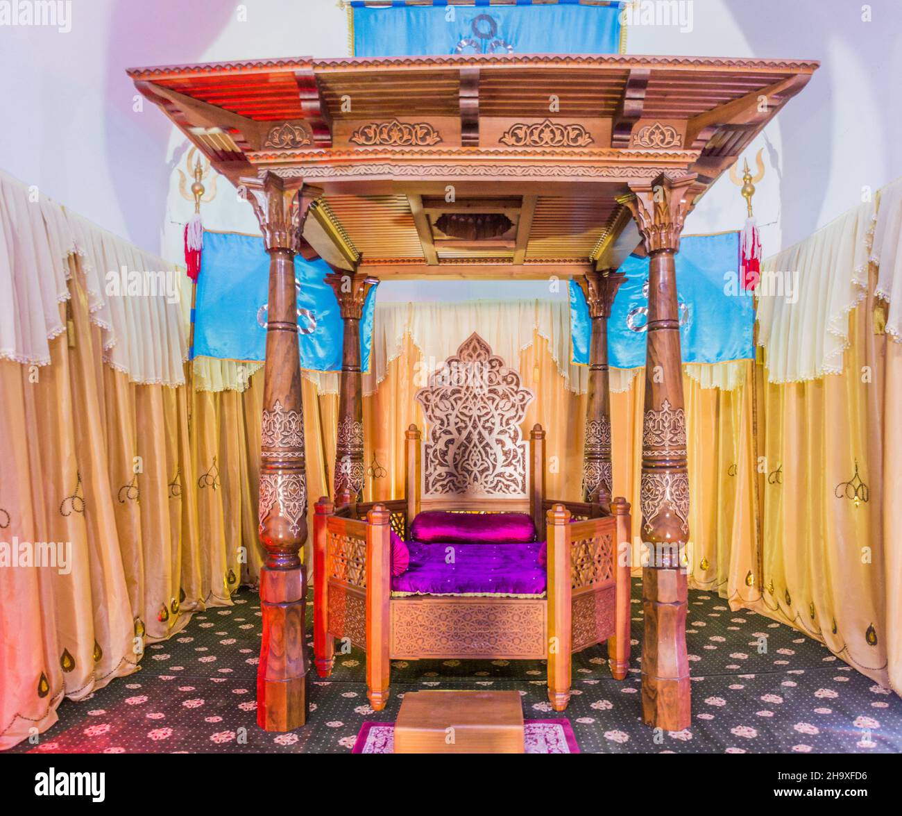 SHAHRISABZ, UZBEKISTAN: 29 APRILE 2018: Trono di Tamerlane a Chubin Madrasa alloggiamento Museo di Storia e Cultura materiale a Shahrisabz, Uzbekistan Foto Stock