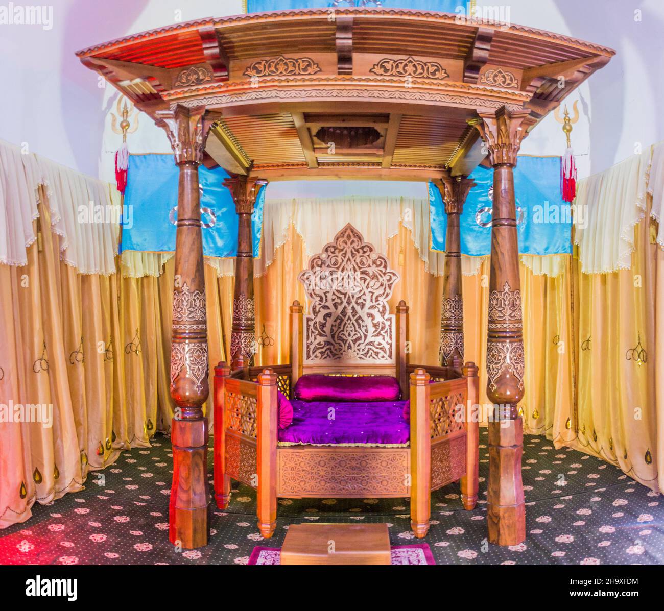 SHAHRISABZ, UZBEKISTAN: 29 APRILE 2018: Trono di Tamerlane a Chubin Madrasa alloggiamento Museo di Storia e Cultura materiale a Shahrisabz, Uzbekistan Foto Stock