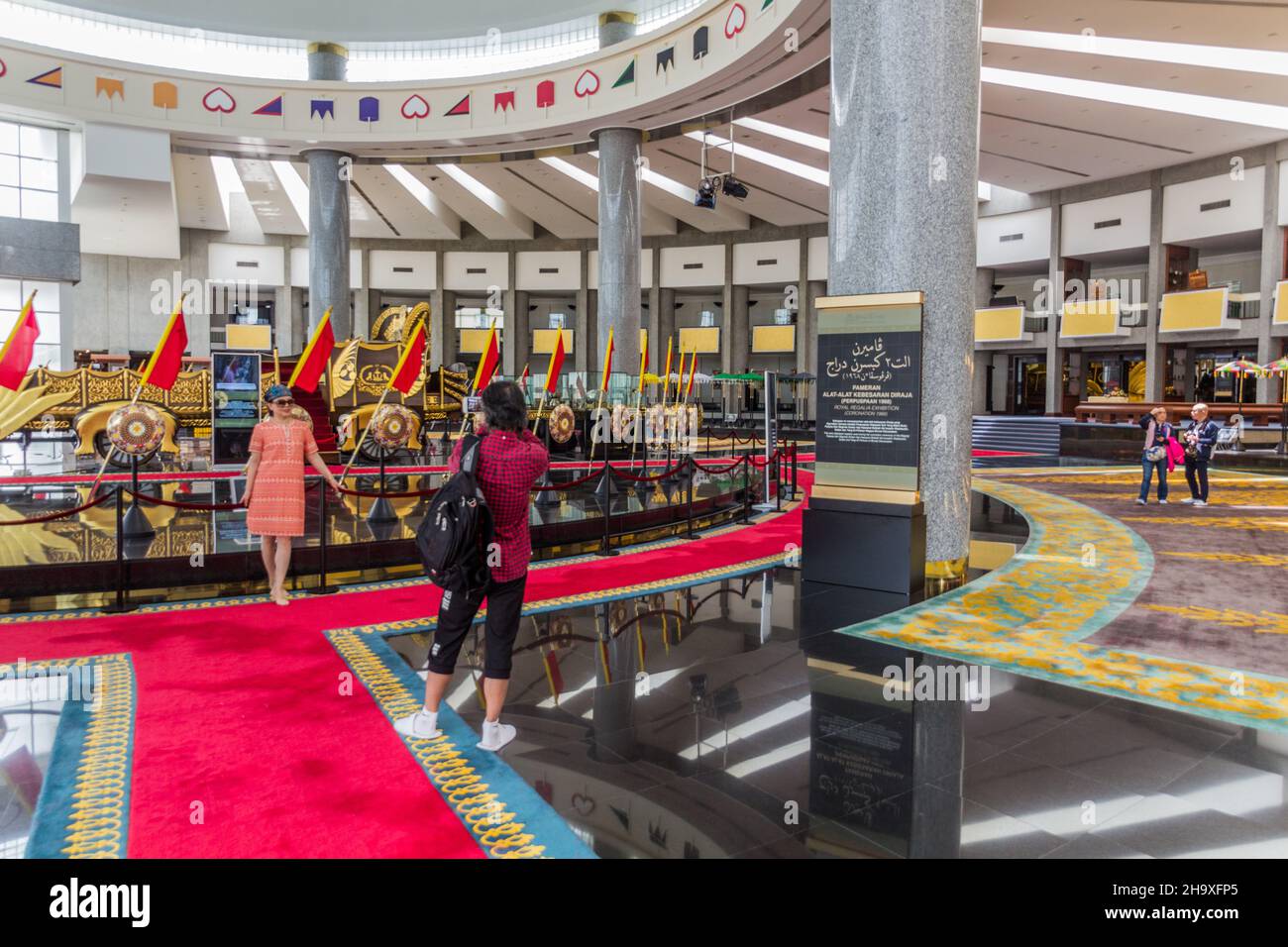 BANDAR SERI BEGAWAN, BRUNEI - 27 FEBBRAIO 2018: Interno del Royal Regalia Museum a Bandar seri Begawan, Brunei Foto Stock