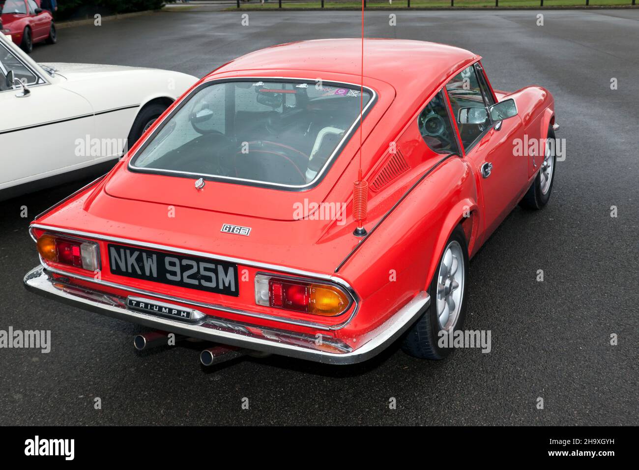 Vista posteriore di tre quarti di un Red, 1972, Triumph GT6 Mk3, in mostra al Silverstone Classic 2021 Foto Stock