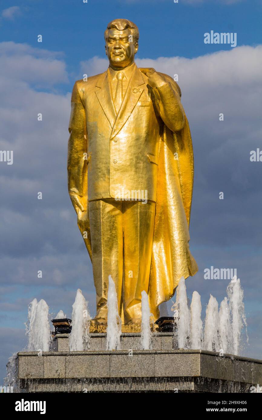 Statua d'oro di Turkmenbashi, il primo presidente del Turkmenistan, Ashgabat, Turkmenistan Foto Stock