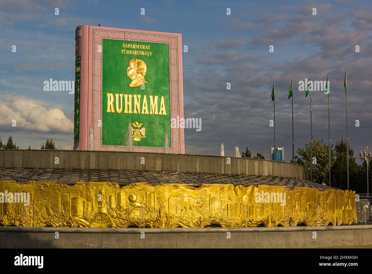 ASHGABAT, TURKMENISTAN - 17 APRILE 2018: Statua di Ruhnama, libro dell'anima, scritto da Turkmenbshi, il primo presidente del Turkmenistan ad Ashgabat, Foto Stock