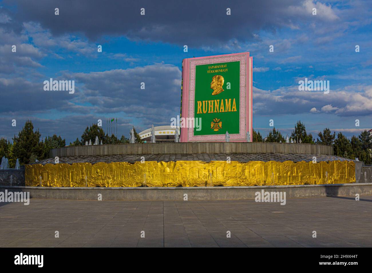 ASHGABAT, TURKMENISTAN - 17 APRILE 2018: Statua di Ruhnama, libro dell'anima, scritto da Turkmenbshi, il primo presidente del Turkmenistan ad Ashgabat, Foto Stock