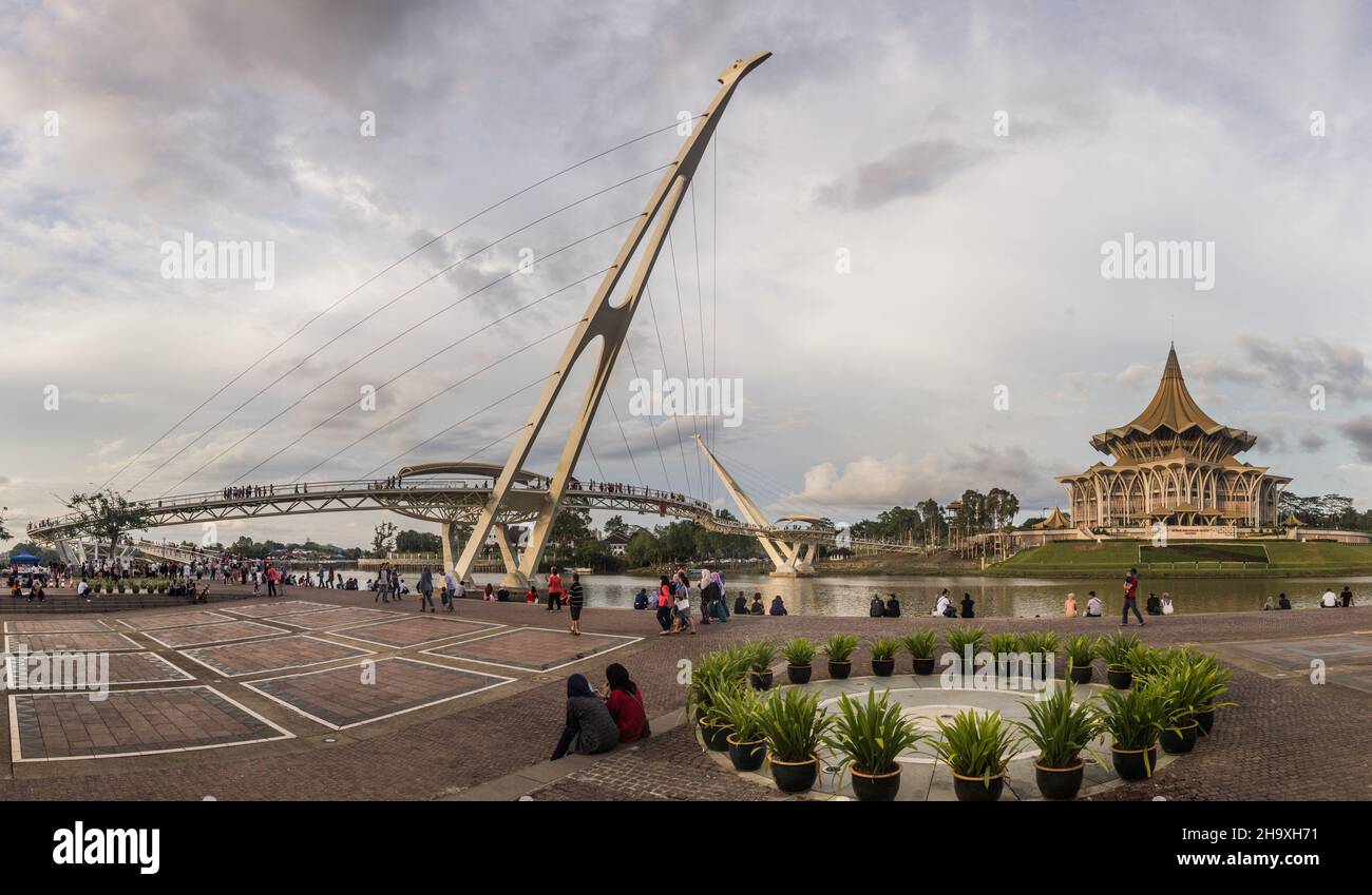 KUCHING, MALESIA - 4 MARZO 2018: Darul Hana Bridge e Sarawak state legislative Assembly Building nel centro di Kuching, Malesia Foto Stock