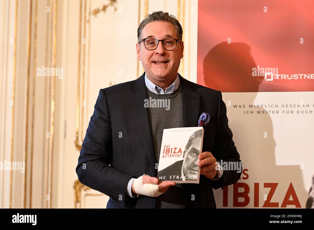 Vienna, Austria. 09th Dic 2021. HC Strache vi invita alla presentazione del suo libro 'Das Ibiza Attentat'. Credit: Franz PERC / Alamy Live News Foto Stock