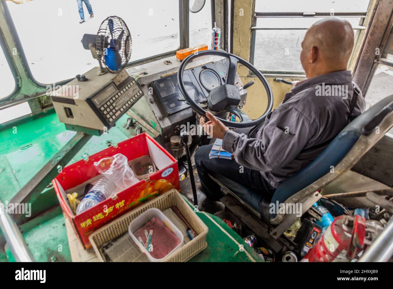 KUCHING, MALESIA - 8 MARZO 2018: Conducente di un autobus suburbano a Kuching, Malesia Foto Stock