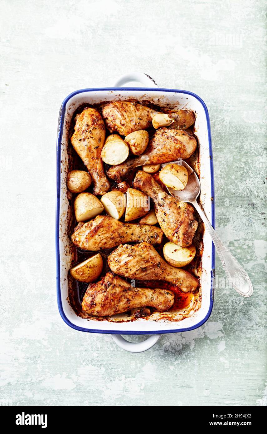 Cosce di pollo fritte con patate e aglio Foto Stock