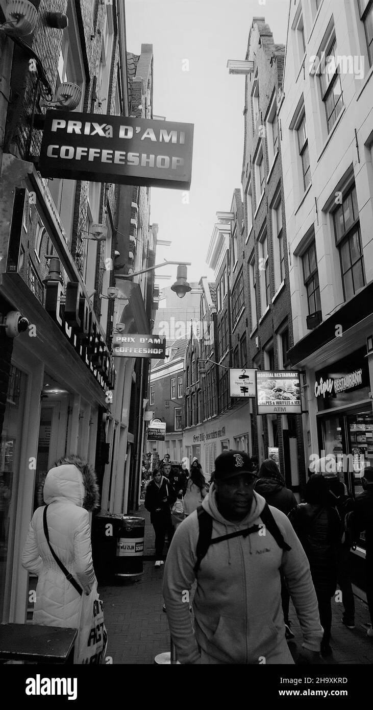 Amsterdam,Netherland;03/24/2019: Persone un pomeriggio ad Amsterdam, sulla strada, camminando tra le vetrine del negozio. Foto Stock