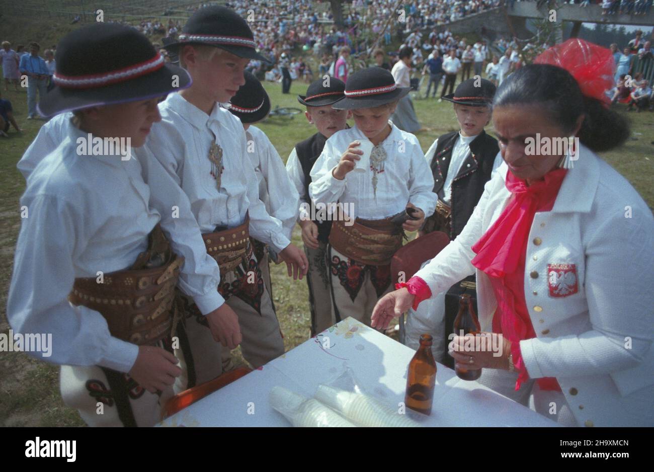 Zakopane 06.09.1987. Inauguracja XIX Miêdzynarodowego Festibalu Folkloru Ziem Górskich Tatrzañska Jesieñ pod patronatem ministra kultury i sztuki. Po raz pierwszy wyst¹pi³y zespo³y chiñskie, albañskie i baskijskie. uu PAP/Jerzy Ochoñski Zakopane 06 settembre 1987. Inaugurazione del 19° Festival Internazionale del Folklore degli Highlanders, Autunno dei Monti Tatra, con il patrocinio del ministro della Cultura e delle Arti. Per la prima volta gli spettacoli sono stati eseguiti da ensamble provenienti da Cina, Albania e Paese Baque. uu PAP/Jerzy Ochonski Foto Stock