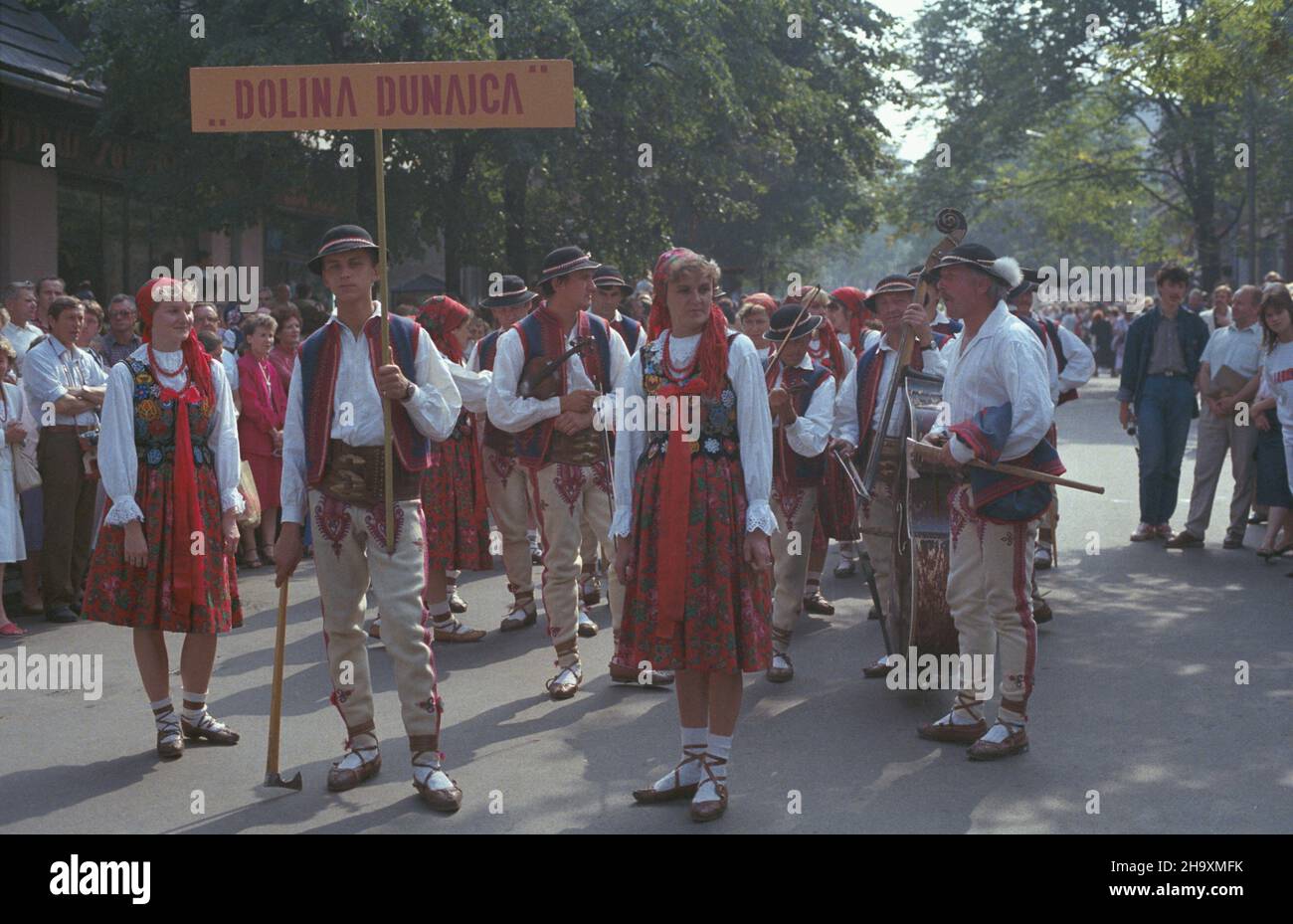 Zakopane 06.09.1987. Inauguracja XIX Miêdzynarodowego Festibalu Folkloru Ziem Górskich Tatrzañska Jesieñ pod patronatem ministra kultury i sztuki. Po raz pierwszy wyst¹pi³y zespo³y chiñskie, albañskie i baskijskie. NZ. gruca Dolina Dunajca w ulicznej paradzie. uu PAP/Jerzy Ochoñski Zakopane 06 settembre 1987. Inaugurazione del 19° Festival Internazionale del Folklore degli Highlanders, Autunno dei Monti Tatra, con il patrocinio del ministro della Cultura e delle Arti. Per la prima volta si sono esibite esibizioni da ensamble provenienti da Cina, Albania e Paese Baque. Nella foto: Un gruppo del Dunaje Foto Stock